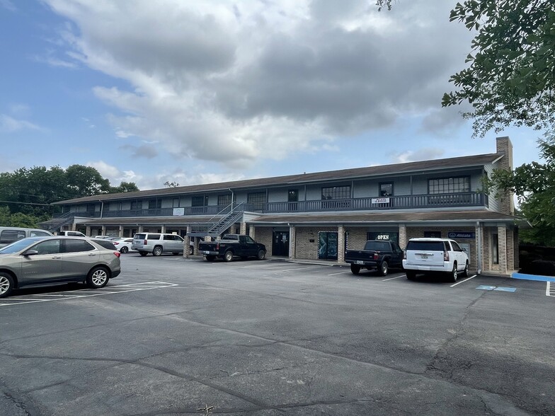 812 W Dallas St, Conroe, TX for lease - Building Photo - Image 1 of 6