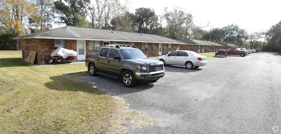 141 Colonial Ln, Luling, LA for sale - Primary Photo - Image 1 of 1