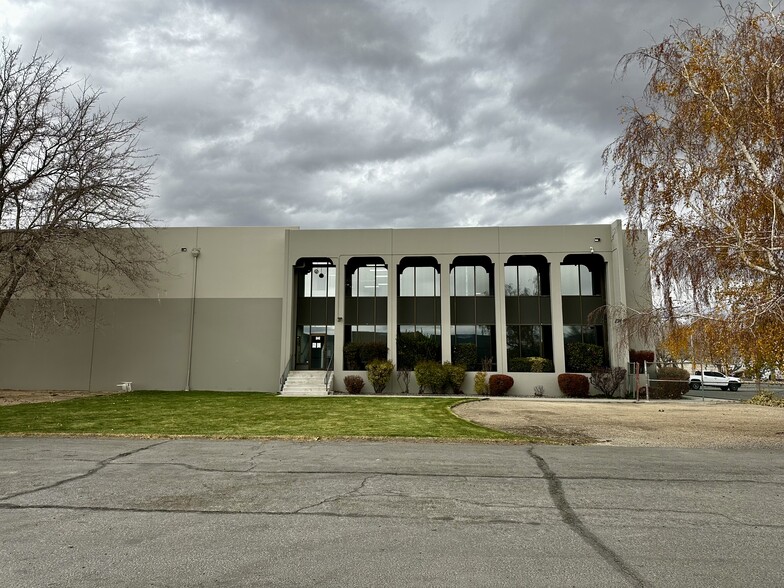 1755 Purina Way, Sparks, NV for lease - Building Photo - Image 2 of 36