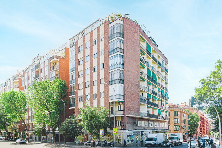 Multifamily in Madrid, Madrid for sale - Primary Photo - Image 1 of 1