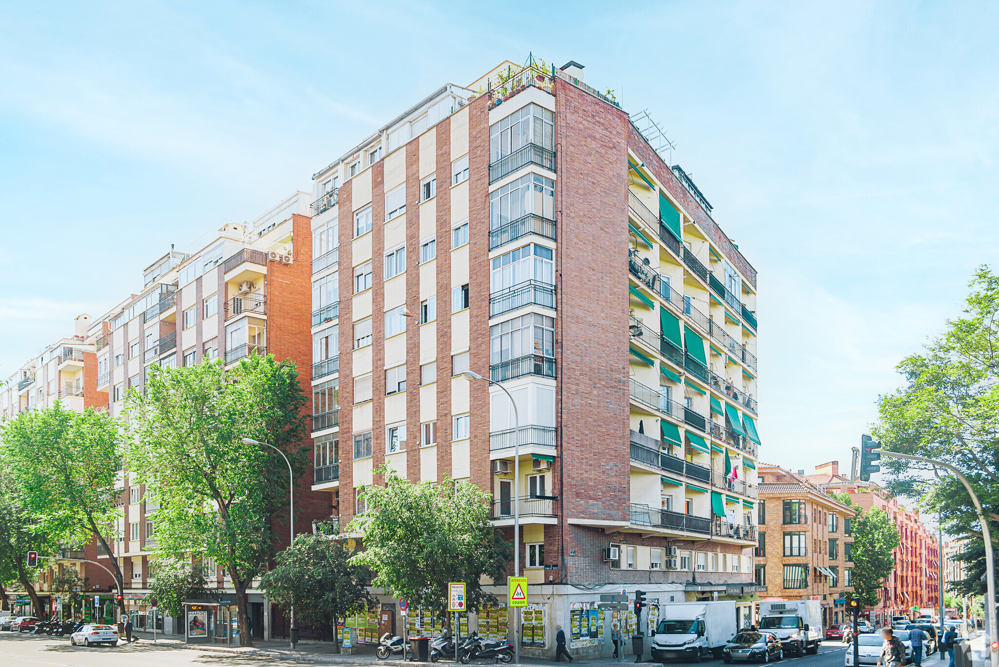 Multifamily in Madrid, MAD for sale Primary Photo- Image 1 of 3