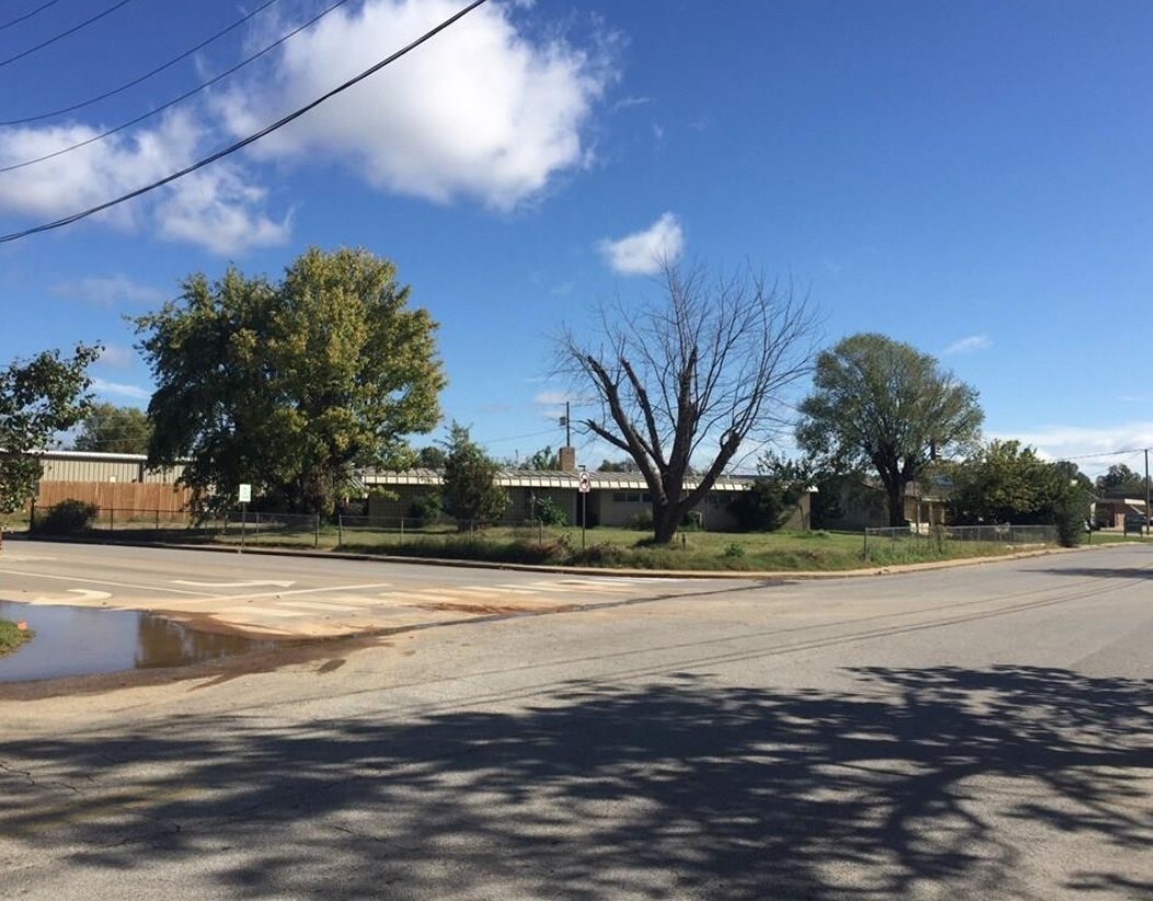 1008 W Maple Ave, Springdale, AR for sale Primary Photo- Image 1 of 1