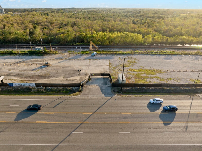 18501 Highway 6, Alvin, TX for lease - Building Photo - Image 2 of 7