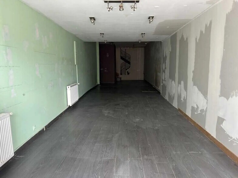 Retail in Saint-Quentin for lease - Building Photo - Image 3 of 5