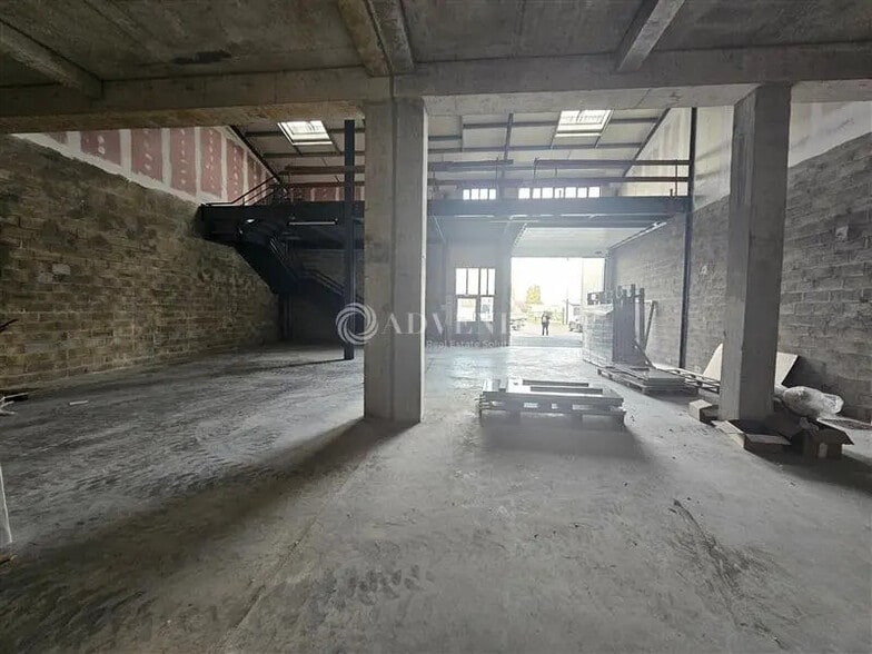 Flex in Montfermeil for lease - Interior Photo - Image 3 of 9