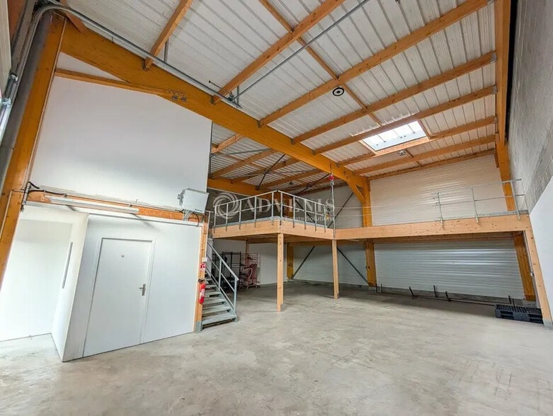 Flex in Saint-Malo for lease - Interior Photo - Image 2 of 9