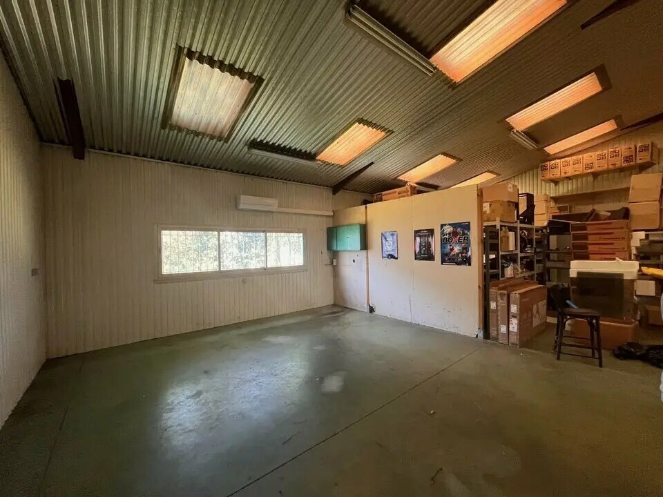 Flex in Saint-Avé for lease Interior Photo- Image 1 of 4