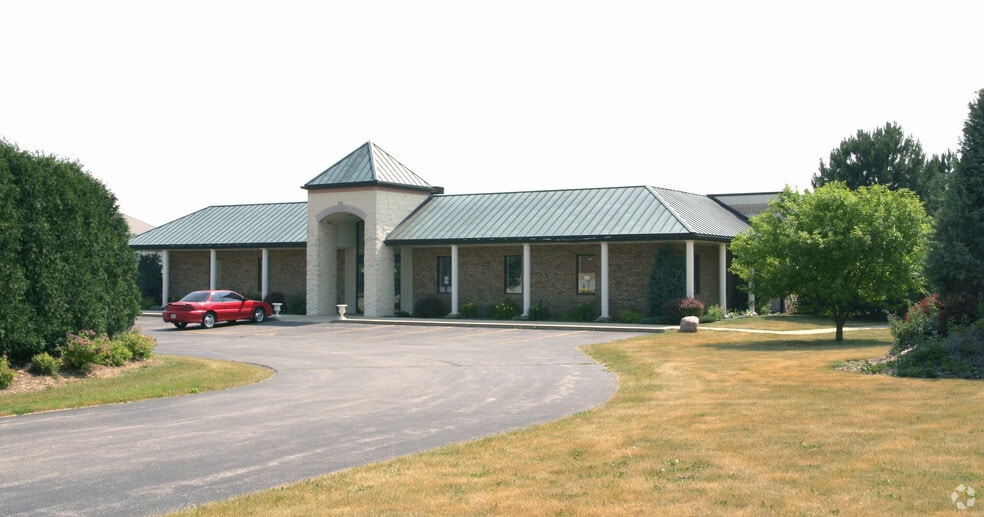 475 Mckenzie Rd, Mukwonago, WI for lease - Building Photo - Image 2 of 5