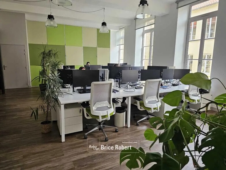 Office in Lyon for lease - Interior Photo - Image 3 of 6
