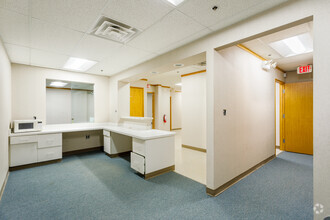 26400 W 12 Mile Rd, Southfield, MI for lease Interior Photo- Image 2 of 3