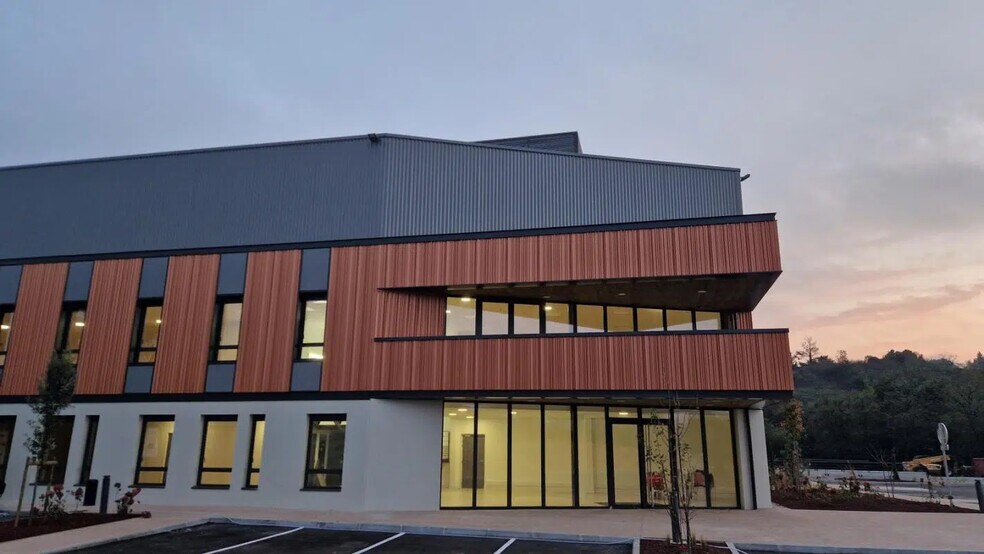 Office in Saint-Laurent-de-Mure for lease - Building Photo - Image 2 of 24