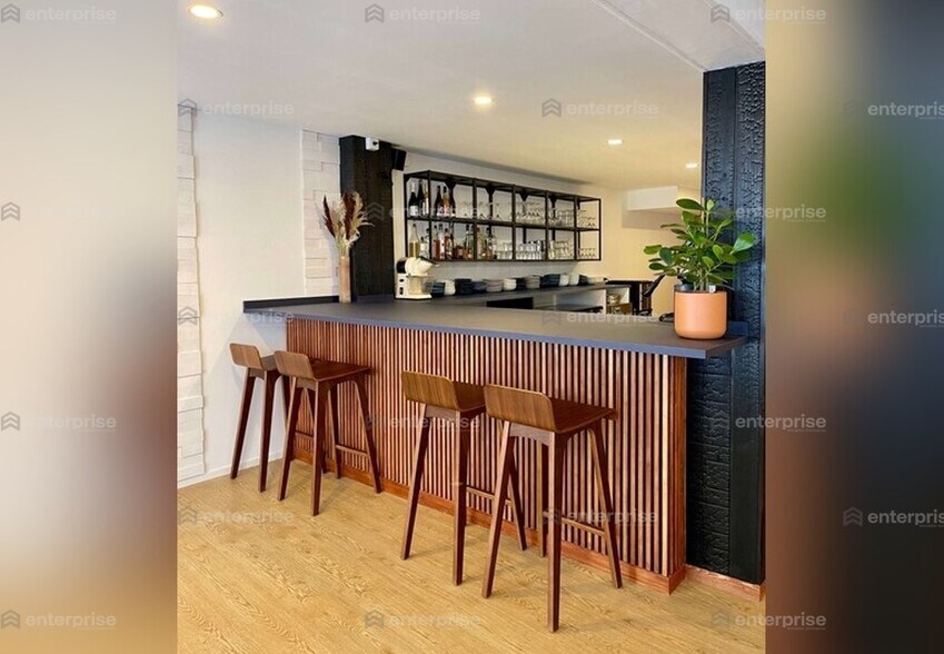Retail in Lille for lease - Interior Photo - Image 2 of 7