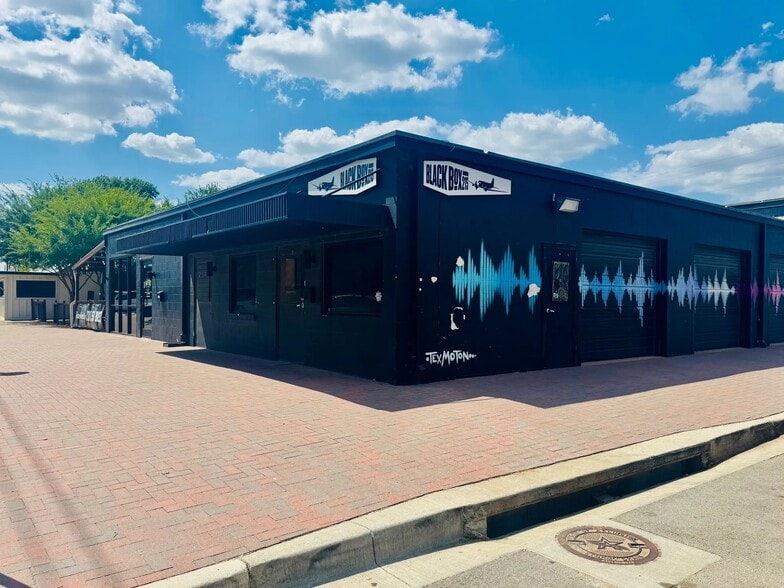 213-215 E Front St, Arlington, TX for lease - Building Photo - Image 1 of 4