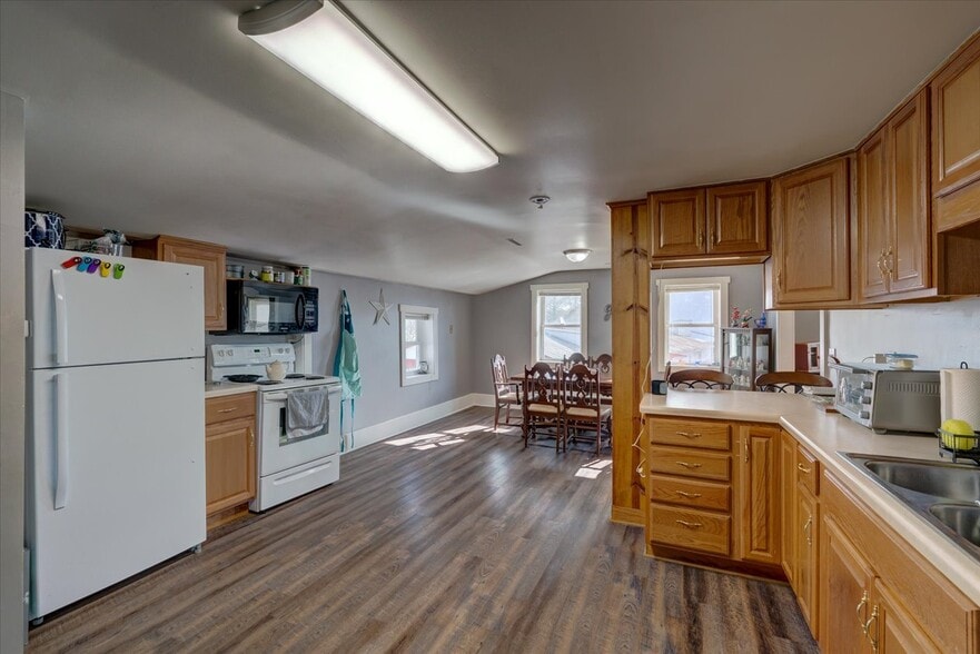 1010 Mills St, Black Earth, WI for sale - Interior Photo - Image 3 of 9