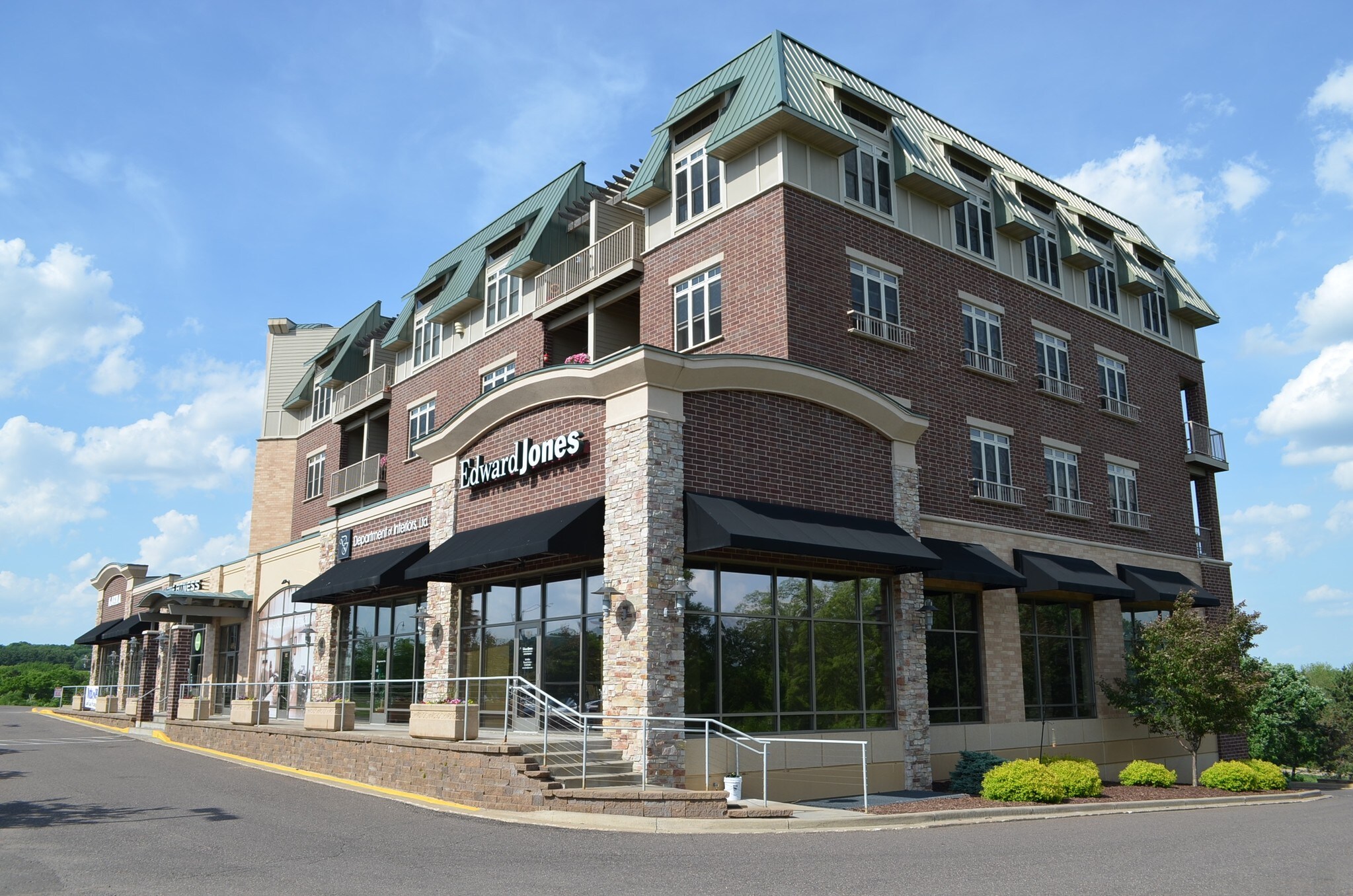 401 Pinnacle Way, Eau Claire, WI 54701 Waterford Galleria