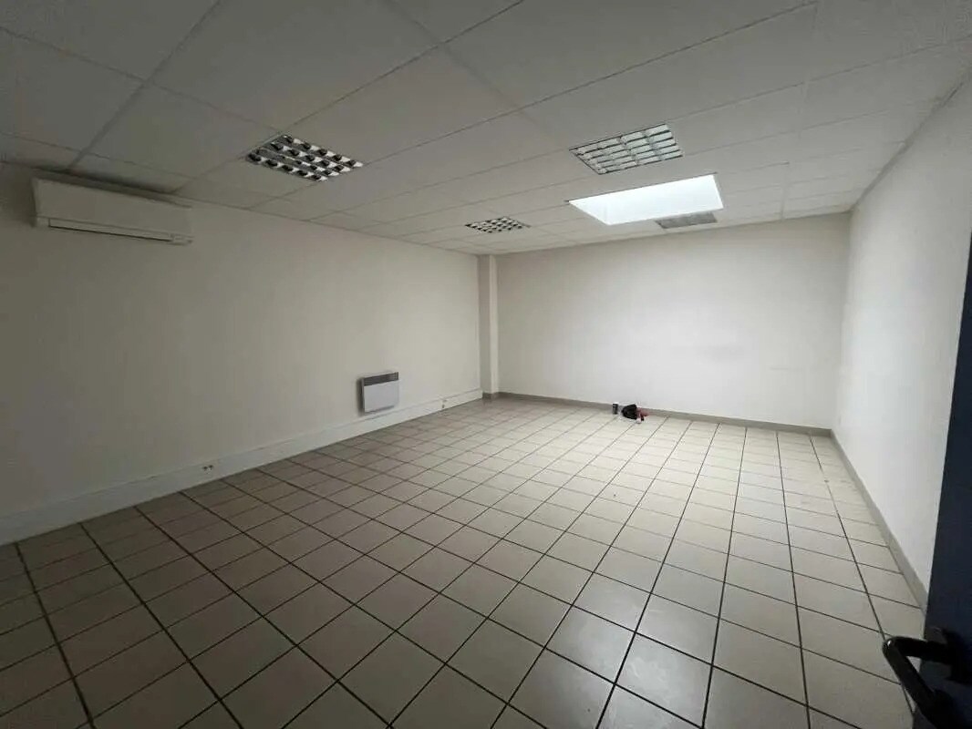 14 Avenue Maréchal Juin, Saint-Laurent-de-Mure for lease Interior Photo- Image 1 of 9