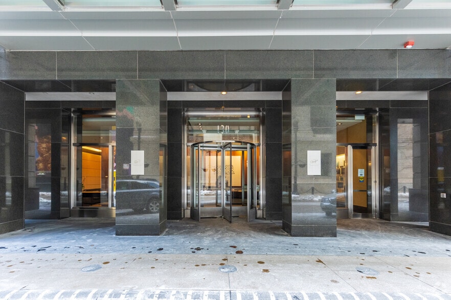 130 N Garland Ct, Chicago, IL for lease - Building Photo - Image 2 of 7