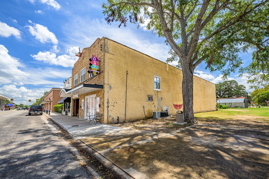 523 Walnut St, Columbus, TX for sale - Building Photo - Image 2 of 15