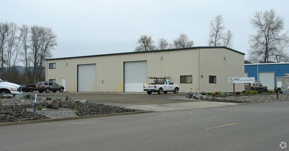 221 Industrial Dr, Roseburg, OR for lease - Primary Photo - Image 1 of 7