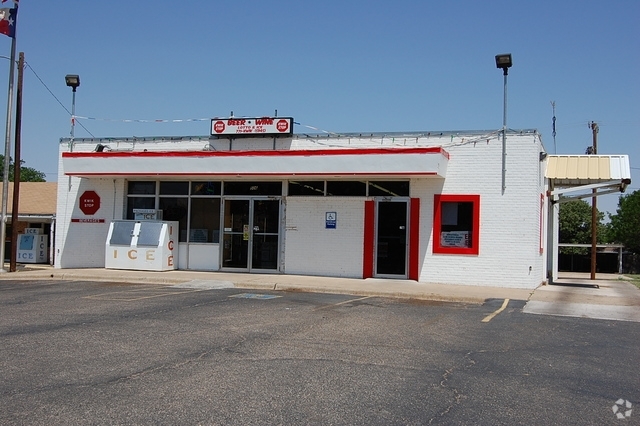 506 5th St, Wolfforth, TX for lease - Building Photo - Image 2 of 6