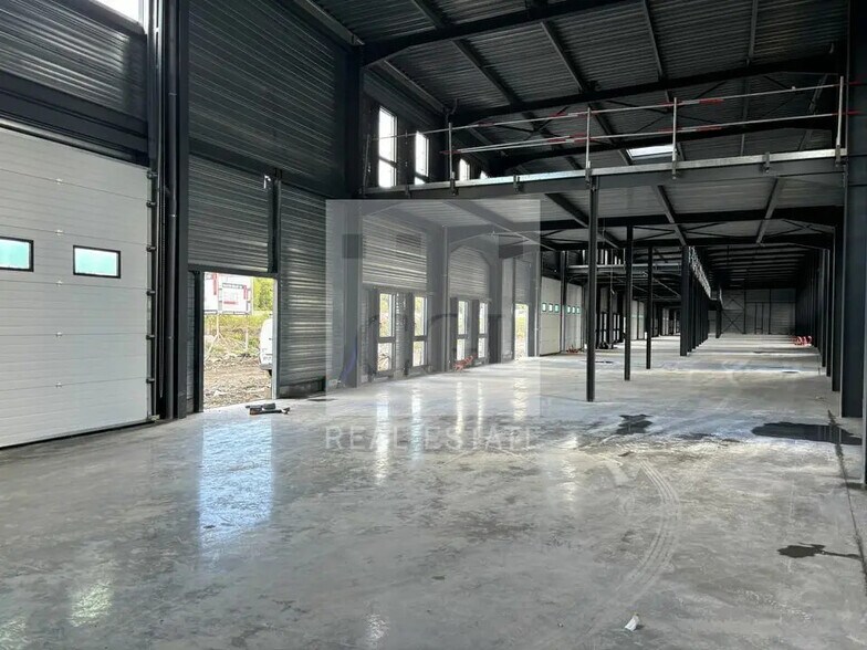 Flex in Bourgoin-Jallieu for lease - Building Photo - Image 2 of 12