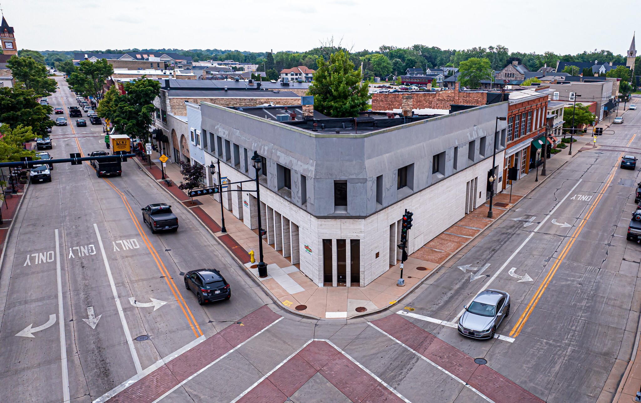 105 E Wisconsin Ave, Oconomowoc, WI for sale Building Photo- Image 1 of 11