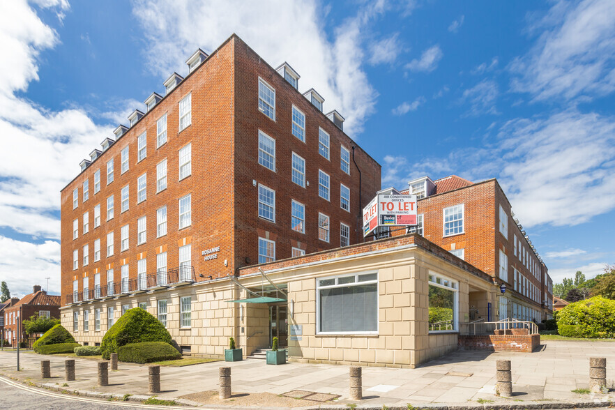 Parkway, Welwyn Garden City for lease - Primary Photo - Image 1 of 5