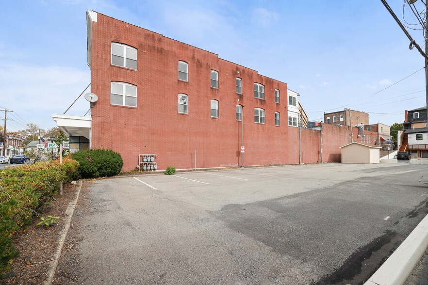 100-106 S Courtland St, East Stroudsburg, PA for lease - Building Photo - Image 3 of 12