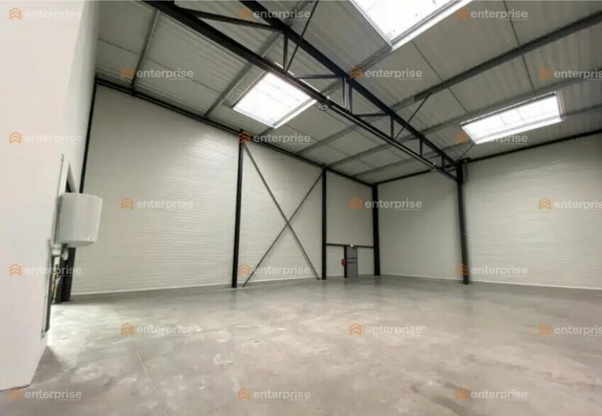 Flex in Nieppe for lease - Interior Photo - Image 2 of 3