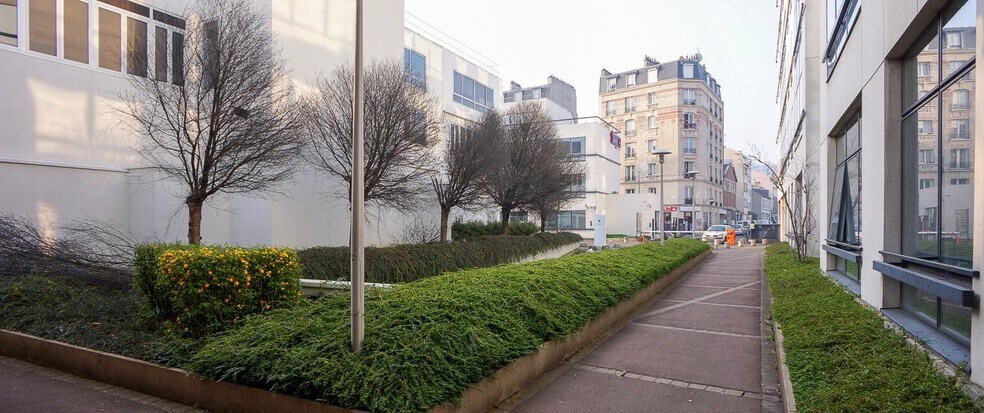 Office in Saint-Ouen-Sur-Seine for lease - Building Photo - Image 3 of 12