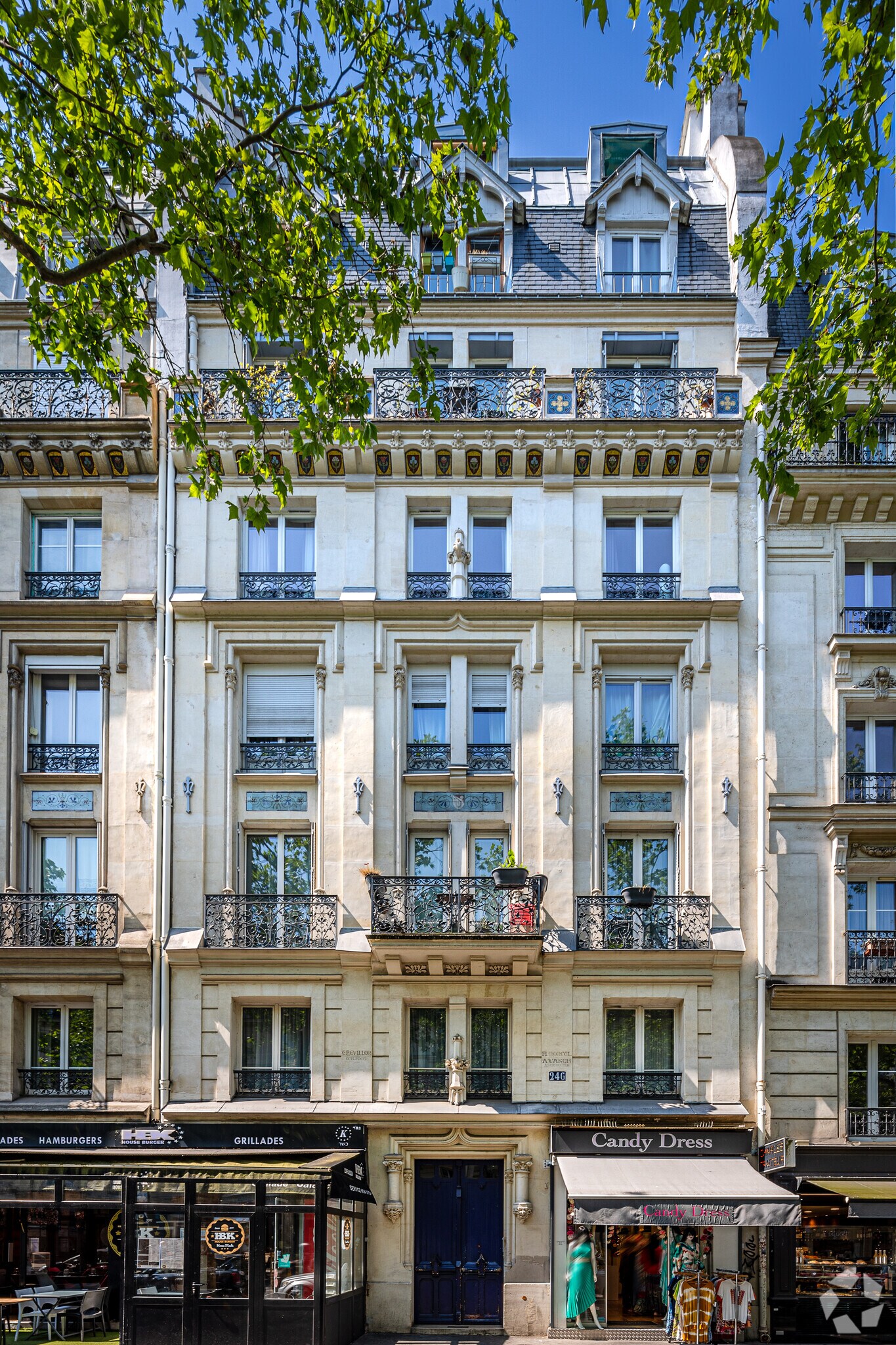 Retail in Paris for lease Primary Photo- Image 1 of 2