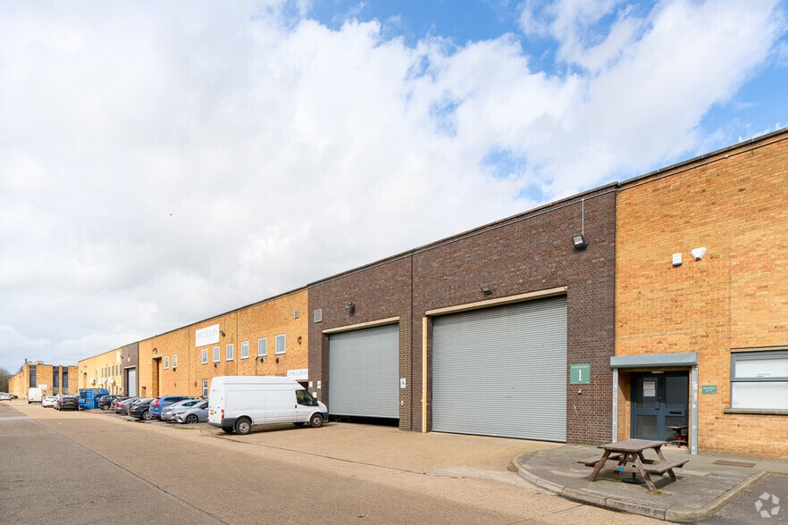 9-13 Trident Way, Southall for sale - Primary Photo - Image 1 of 1