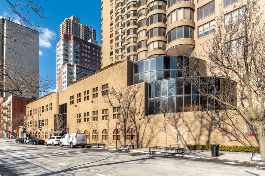 345 E 37th St, New York, NY for lease - Building Photo - Image 3 of 7