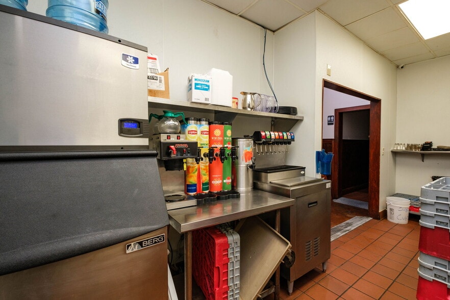 1007 S Main St, Harrisonburg, VA for lease - Interior Photo - Image 3 of 29