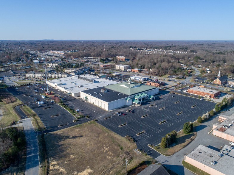 1701 Westchester Dr, High Point, NC for sale - Aerial - Image 1 of 1