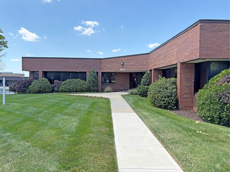 8600 W 110th St, Overland Park, KS for lease - Building Photo - Image 1 of 8