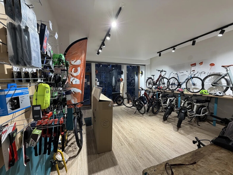 Retail in Paris for lease - Interior Photo - Image 3 of 3