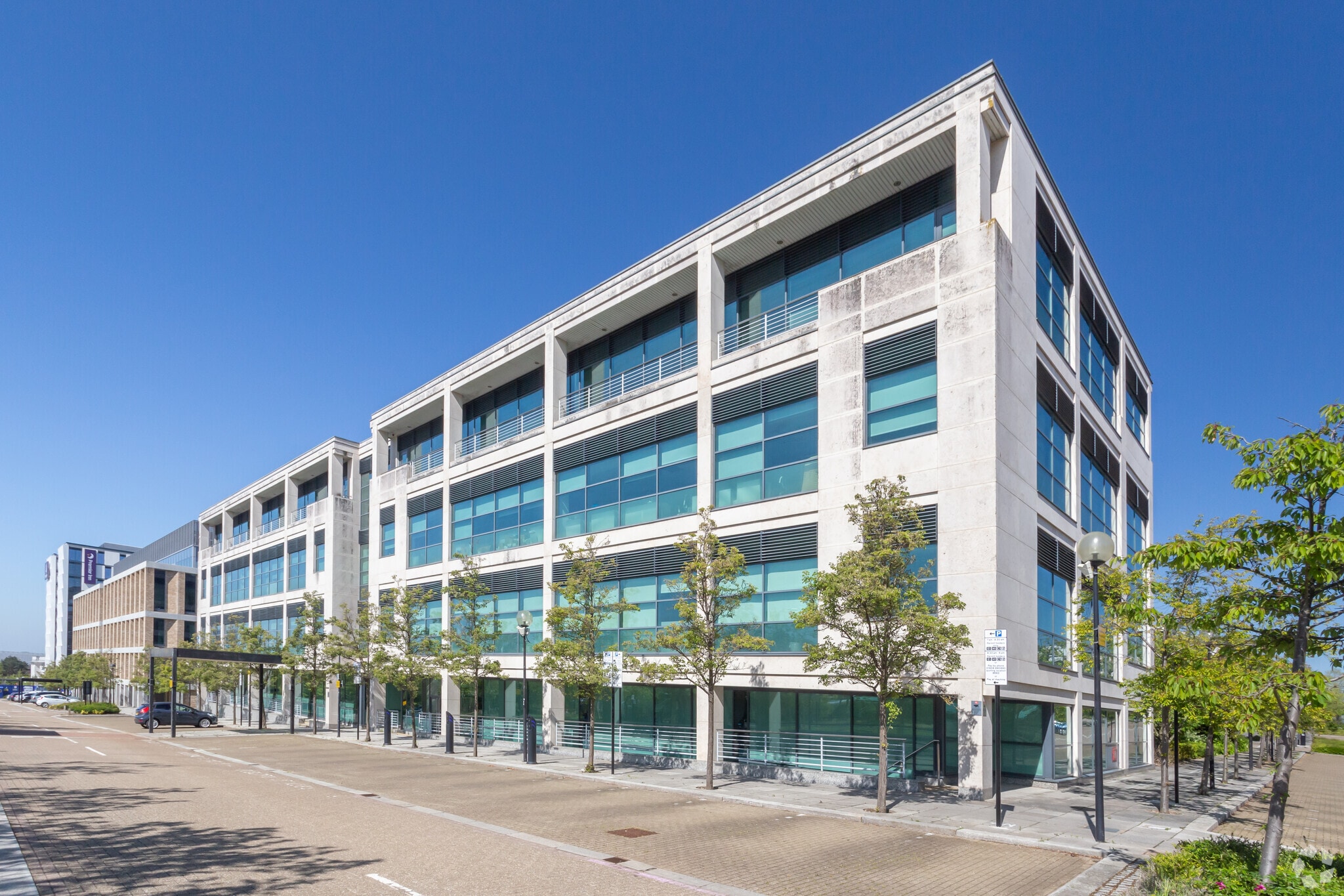 201-249 Avebury Blvd, Milton Keynes for sale Primary Photo- Image 1 of 1