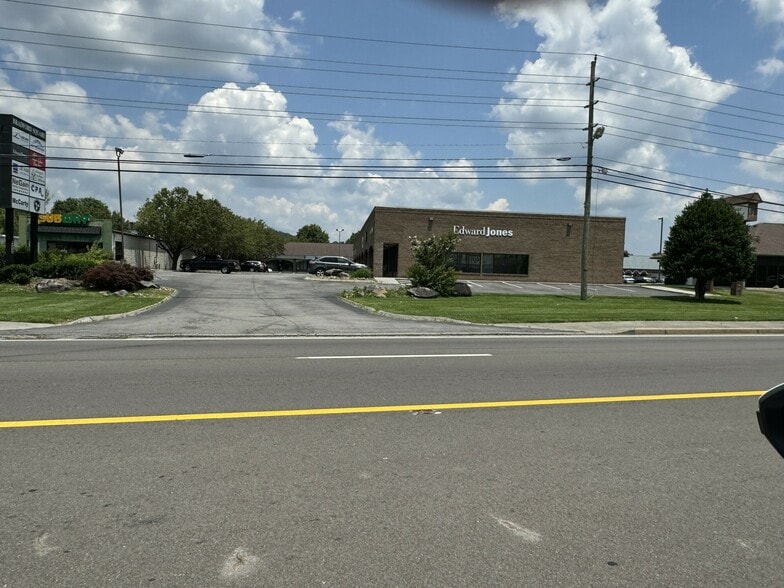 624-630 Dolly Parton Pky, Sevierville, TN for lease - Building Photo - Image 1 of 7