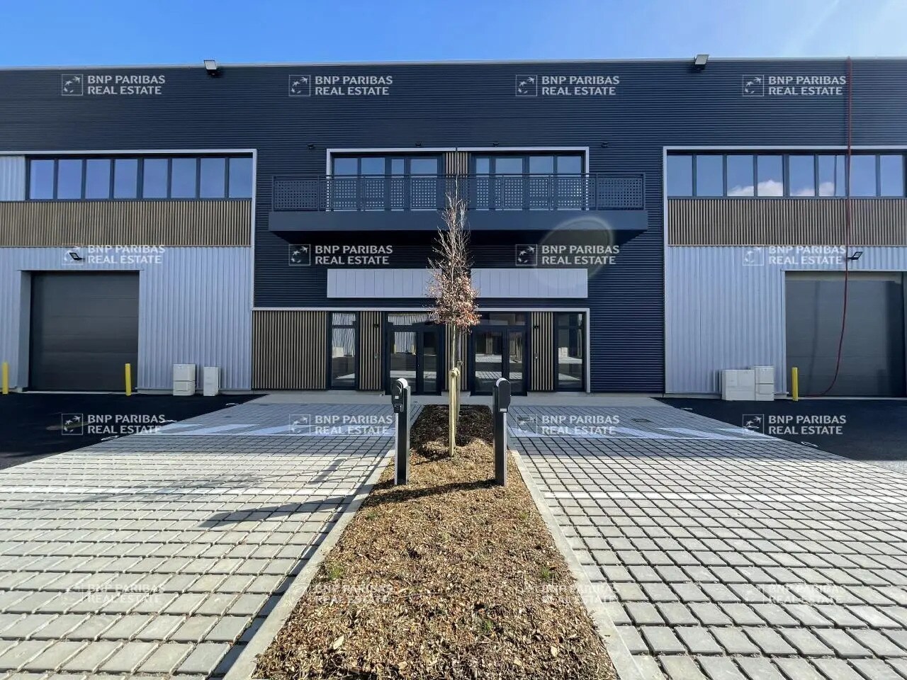 Flex in Chalifert for lease Building Photo- Image 1 of 7