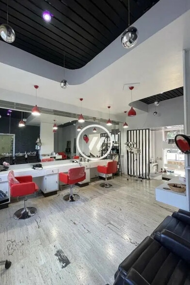 Retail in Marseille for sale - Interior Photo - Image 1 of 5