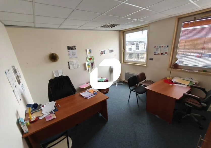 Office in Bondy for lease - Interior Photo - Image 2 of 4