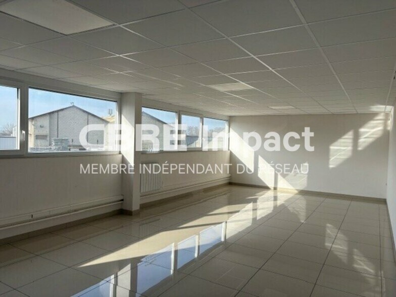 249 Rue De Courcelles, Reims for lease - Interior Photo - Image 3 of 9