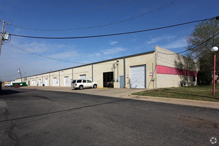 2400-2426 Arbuckle Ct, Dallas, TX for lease - Building Photo - Image 2 of 3