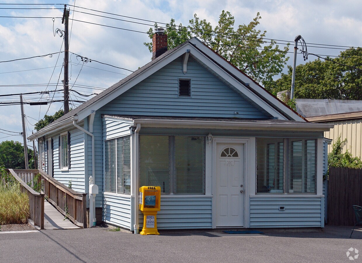 141 Waverly Ave, Patchogue, NY 11772