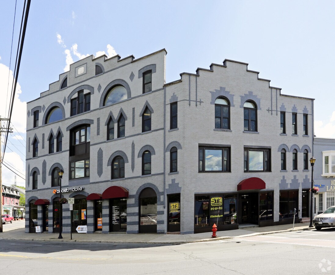 2 Lake St, Monroe, NY 10950