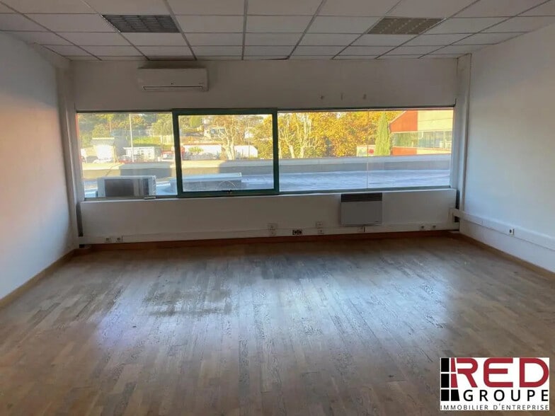 Flex in Aubagne for lease - Interior Photo - Image 3 of 6