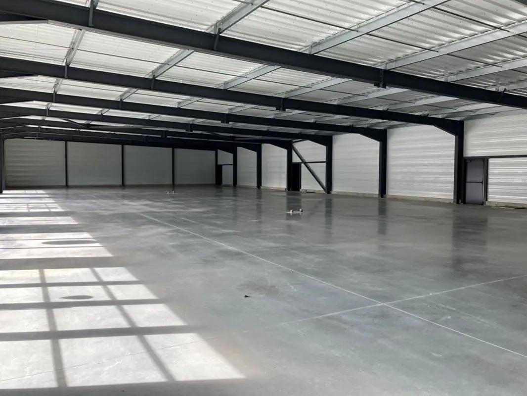 Retail in Montbazon for lease Interior Photo- Image 1 of 5