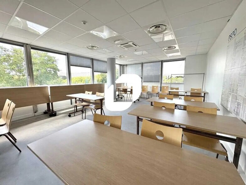 Office in Vélizy-Villacoublay for lease - Interior Photo - Image 1 of 12