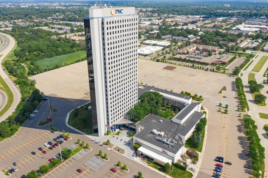 755 W Big Beaver Rd, Troy, MI for lease - Building Photo - Image 1 of 19